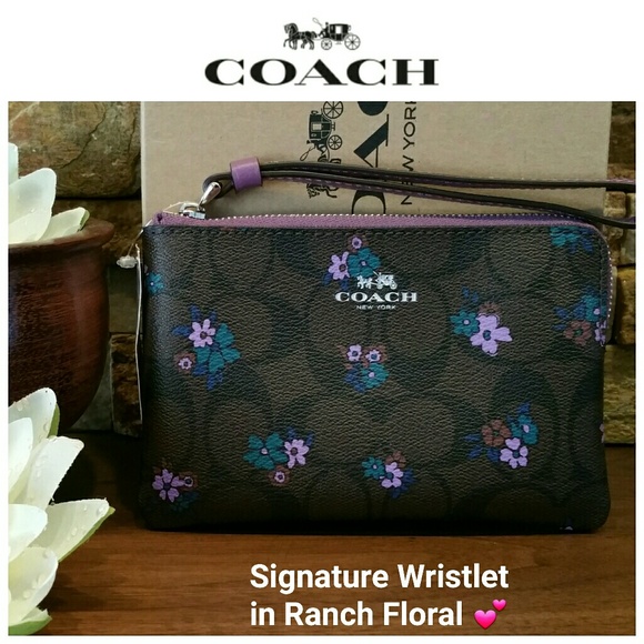 Coach Handbags - *SALE* NEW Coach Sig Zip Wristlet in Ranch Floral